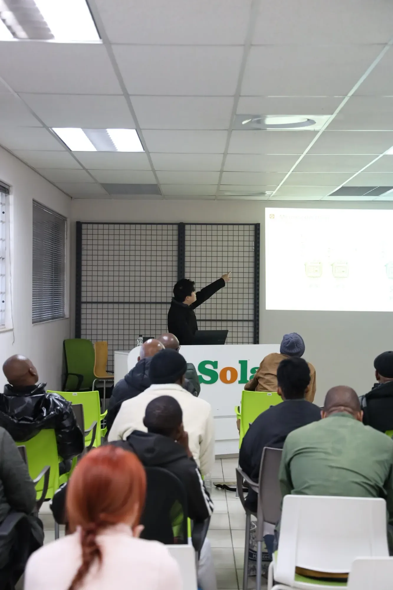 Trainer presenting to a full class